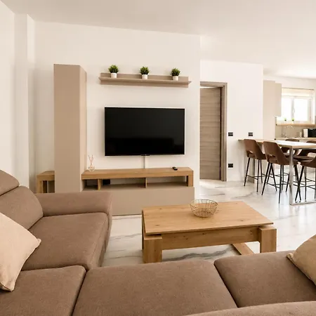 Villa Diamante, Spacious Comfort On With Garden, Garage & Ac Colico