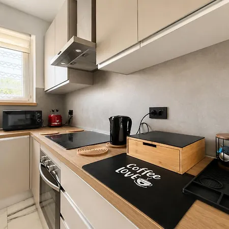 Diamante, Spacious Comfort On With Garden, Garage & Ac Villa *