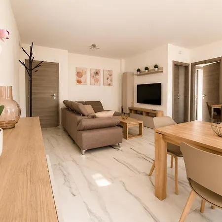 Diamante, Spacious Comfort On With Garden, Garage & Ac Villa