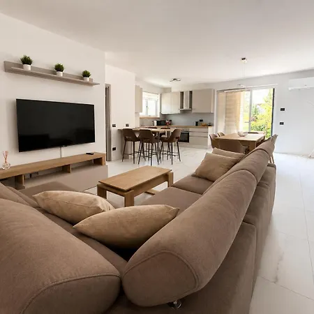 Diamante, Spacious Comfort On With Garden, Garage & Ac