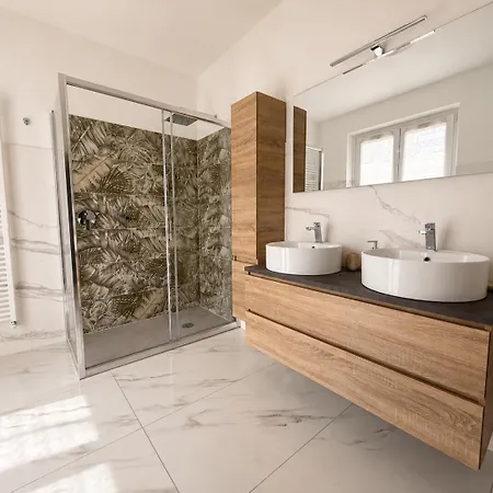 Diamante, Spacious Comfort On With Garden, Garage & Ac Villa Colico