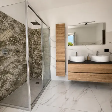 Diamante, Spacious Comfort On With Garden, Garage & Ac *