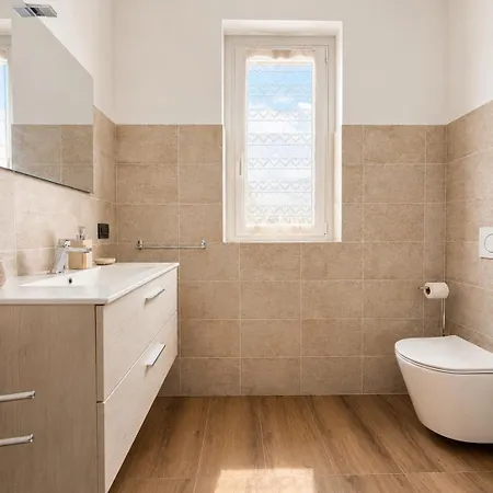 Diamante, Spacious Comfort On With Garden, Garage & Ac Villa Colico